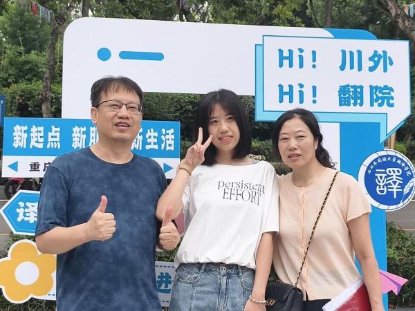 “译”心迎新 共启新程｜ 翻译学院2025级新生报到现场直击