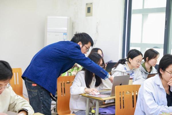 以译为光，致敬不凡｜翻译学院祝您五一劳动节快乐！